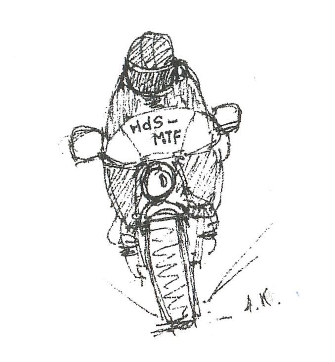 Schwarz-weiß Zeichnung eines Motorradfahrers auf einem Motorrad von vorne mit dem Schriftzug "HdS-MTF" auf der Windschutzscheibe.
