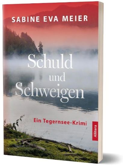 Cover des Buchs "Schuld und Schweigen - Ein Tegernsee-Krimi" von Sabine Eva Meier. Es das moosbewachsene Ufer eines Sees, &uuml;ber dem Nebel liegt, mit B&auml;umen im Hintergrund vor einem roten Himmel.